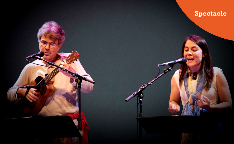 Une chanteuse et un joueur de petite guitare