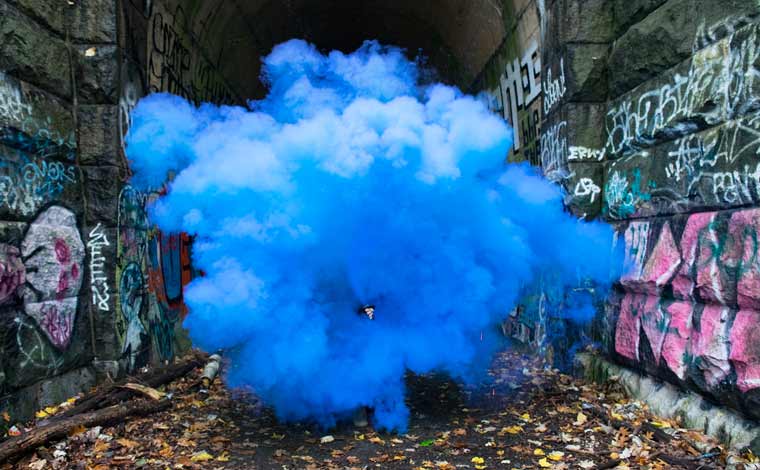 photographie de Candice Seplow avec des tags urbains et de la fumée bleue