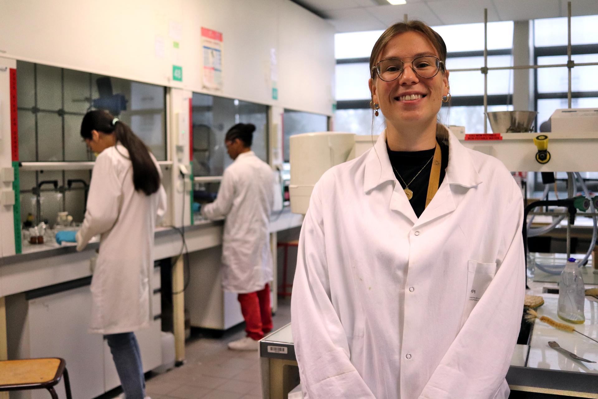 La doctorante Cécile Jouanne, de retour au Laboratoire de Physicochimie des Polymères et des Interfaces de Neuville-sur-Oise.