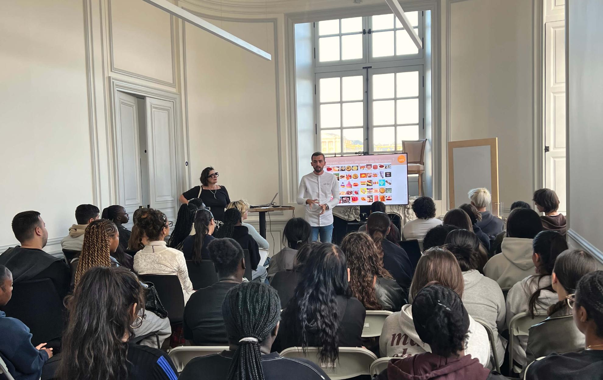 Le 11 septembre 2025, la journée d’intégration a réuni 44 élèves des Pass Sup Design et Accueil & Tourisme au Campus Versailles, au sein des Grandes Écuries du Château de Versailles. © CY Cergy Paris Université 