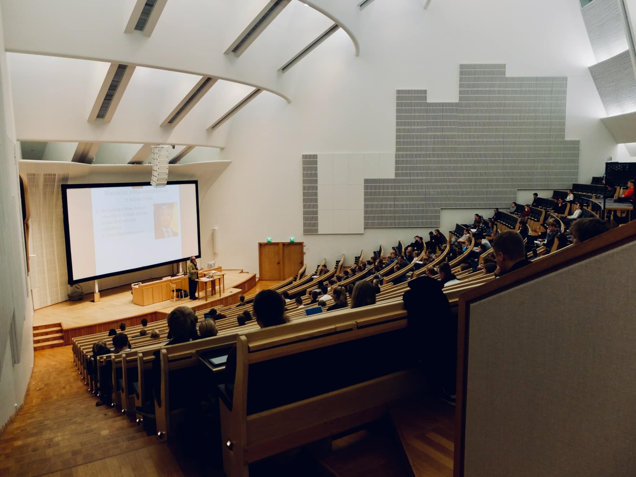 des étudiants en amphithéâtre